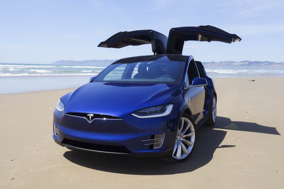 Foto del Tesla Model X P90D con las puertas abiertas.