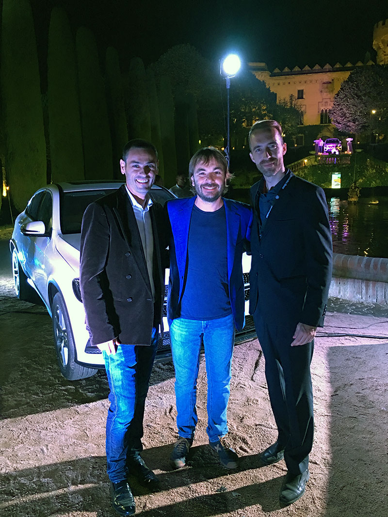 Miquel, Quim y Álex con el Mercedes GLC de fondo.