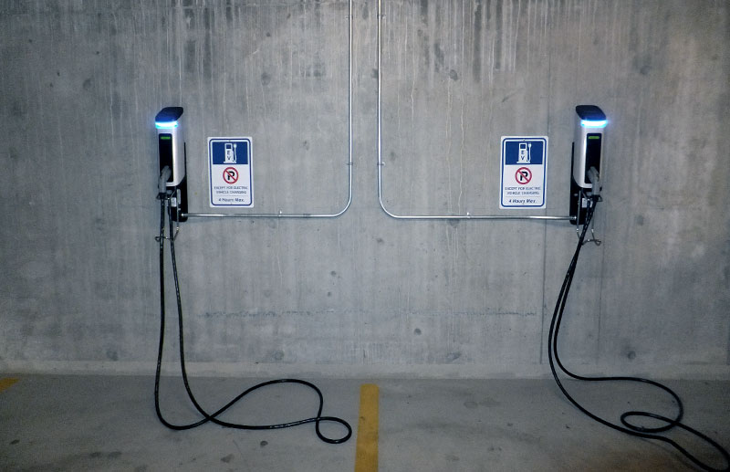 Recargadores de coche eléctrico en un parking