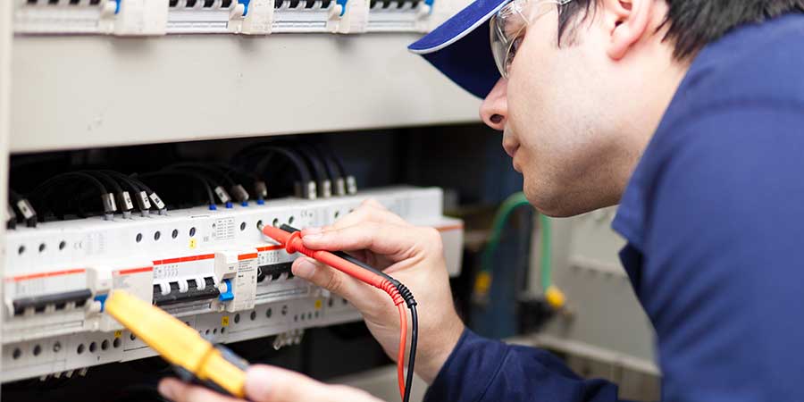 Técnico verificando en cuadro eléctrico