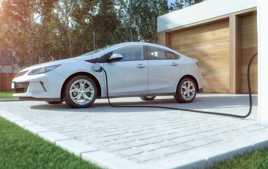 Coche cargando en vivienda unifamiliar.